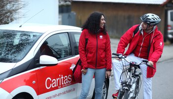Zwei Mitarbeiter der Caritas im Gespräch | © Caritas München